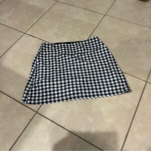 Slender Shapes Chic Black and White Gingham Skort Large